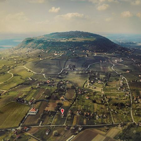 Jera Pince és Vendégház Somlovasarhely Esterno foto