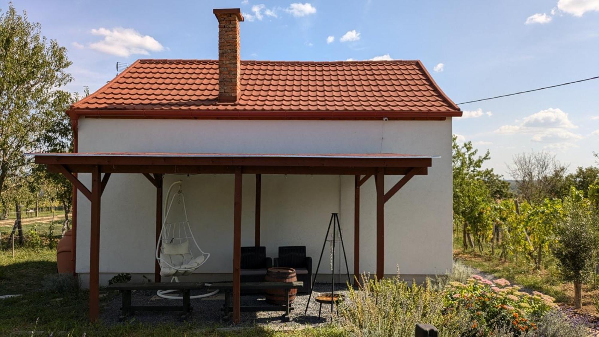 Jera Pince és Vendégház Somlovasarhely Esterno foto